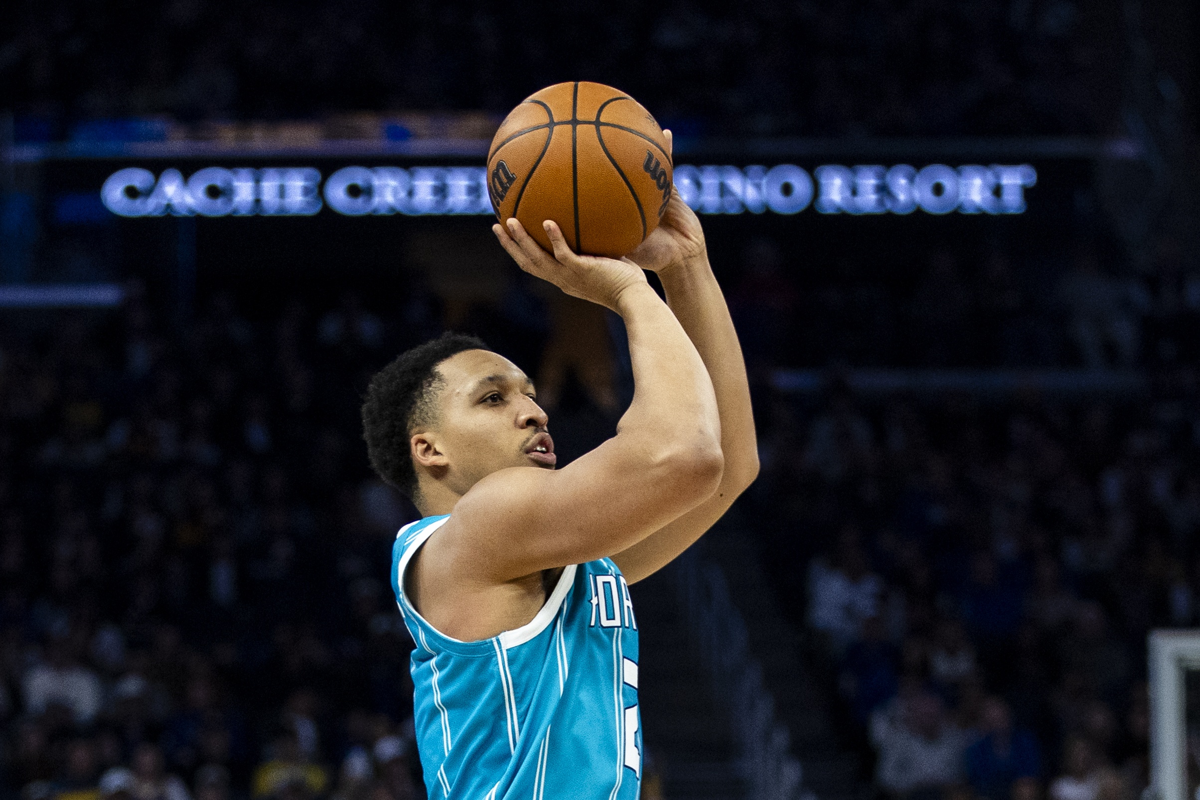 狂轰滥炸！约什·格林背传助格威打3+0 黄蜂领先76人42分